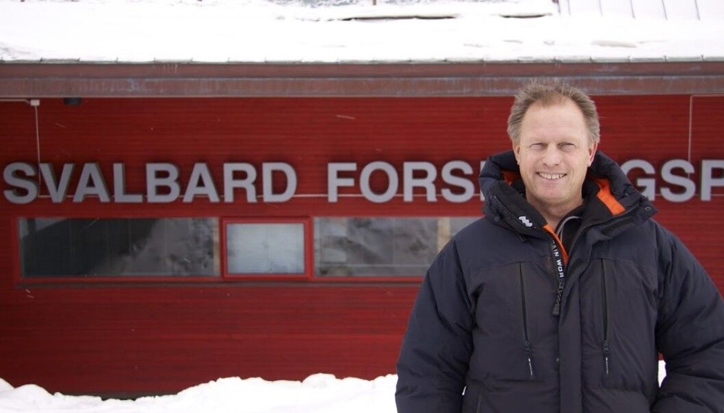 Pål Brekke har holdt kurs for studenter og fastboende på Svalbard i ukene fram mot solformørkelsen. Det handler om hvordan sola påvirker jorda, og omhandler både nordlys og solformørkelser. (Foto: Anja Strømme) Pål Brekke har holdt kurs for studenter og fastboende på Svalbard i ukene fram mot solformørkelsen. Det handler om hvordan sola påvirker jorda, og omhandler både nordlys og solformørkelser. (Foto: Anja Strømme)
