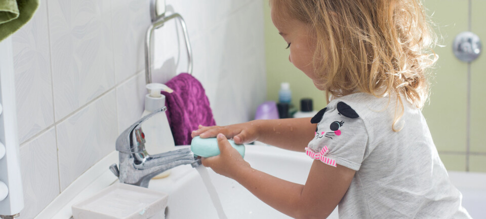 Bedre håndhygiene i barnehagene fører til mindre diaré og færre luftveis­infeksjoner, noe som igjen fører til at barna blir mindre syke. (Foto: Microstock)