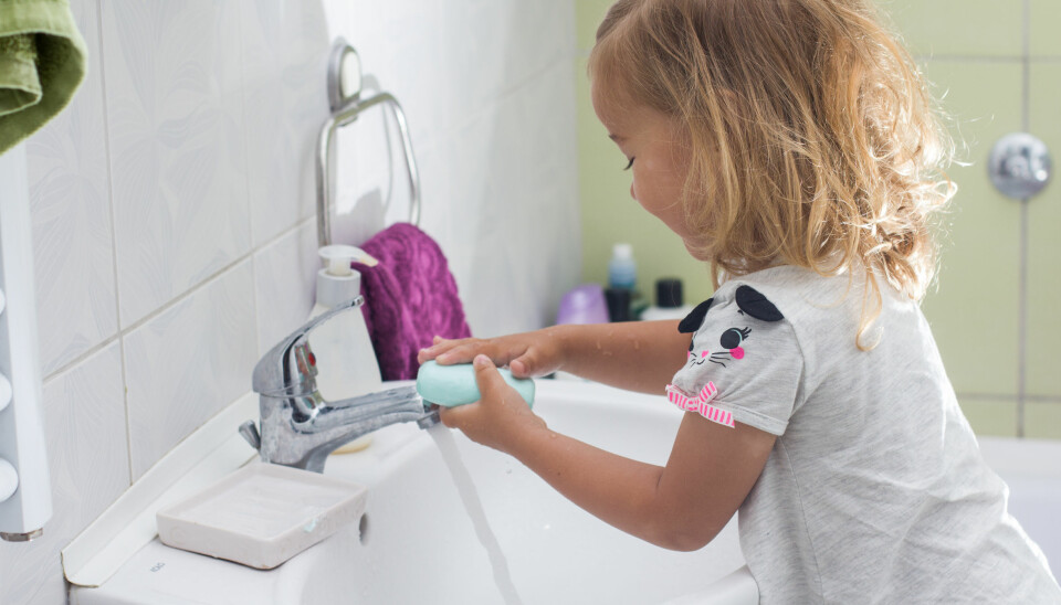 Bedre håndhygiene i barnehagene fører til mindre diaré og færre luftveis­infeksjoner, noe som igjen fører til at barna blir mindre syke. (Foto: Microstock)