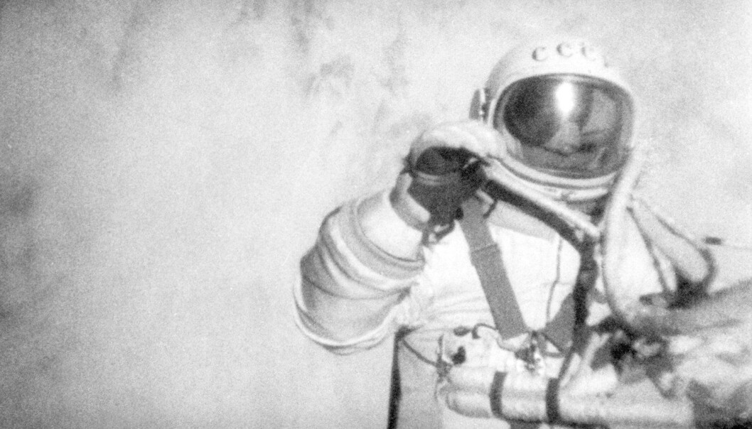 Aleksej Leonov utenfor Voskhod 2 18. mars 1965, i bane rundt jorden. (foto: Science Photo Library) Aleksej Leonov utenfor Voskhod 2 18. mars 1965, i bane rundt jorden. (foto: Science Photo Library)