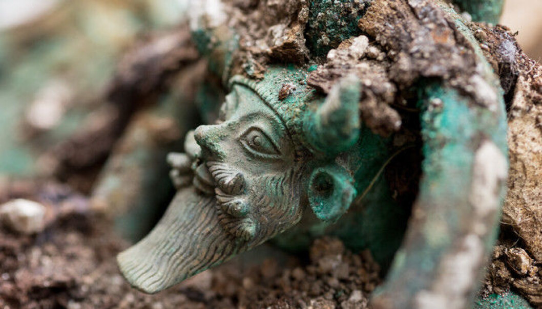 En stor bronsekjele er funnet i graven. Håndtakene på kjelen forestiller den gresk guden Akheloos. (Foto: Denis Gliksman, Inrap) En stor bronsekjele er funnet i graven. Håndtakene på kjelen forestiller den gresk guden Akheloos. (Foto: Denis Gliksman, Inrap)