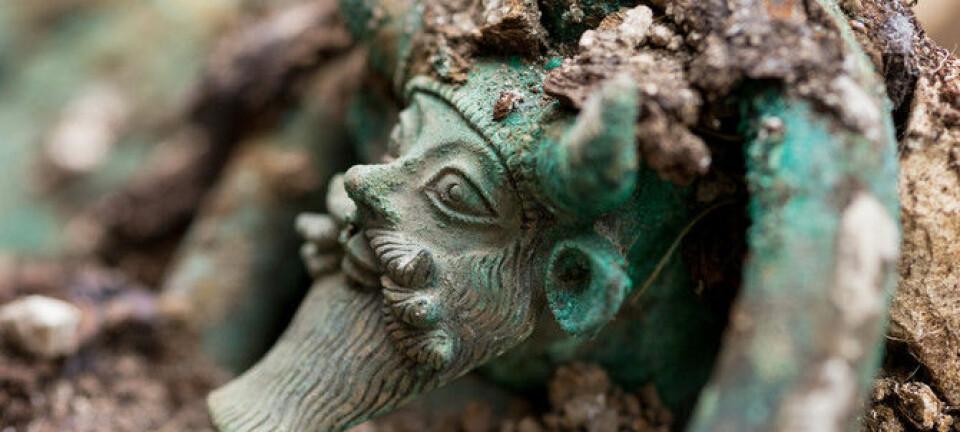 En stor bronsekjele er funnet i graven. Håndtakene på kjelen forestiller den gresk guden Akheloos.  (Foto: Denis Gliksman, Inrap)