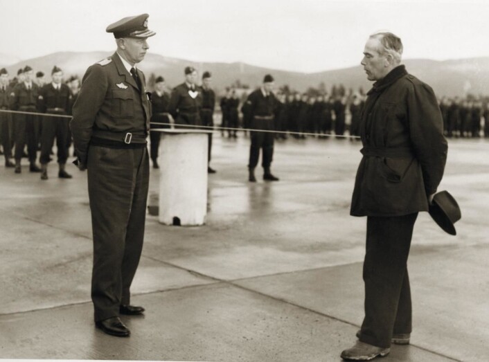 Lærum overleverer den nye flyplassen i Bardufoss til general Finn Lambrechts. (Foto: Privat) Lærum overleverer den nye flyplassen i Bardufoss til general Finn Lambrechts. (Foto: Privat)