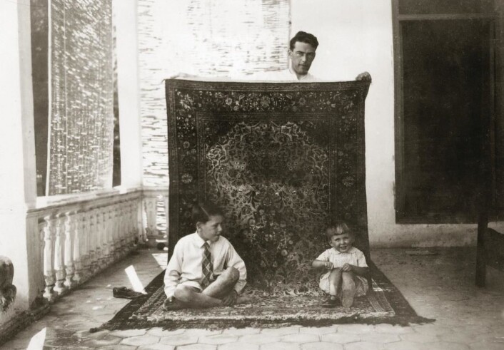 Familien Lærum levde i luksus i den iranske hovedstaden, og fikk en forkjærlighet for håndknyttede, persiske tepper. (Foto: Privat) Familien Lærum levde i luksus i den iranske hovedstaden, og fikk en forkjærlighet for håndknyttede, persiske tepper. (Foto: Privat)