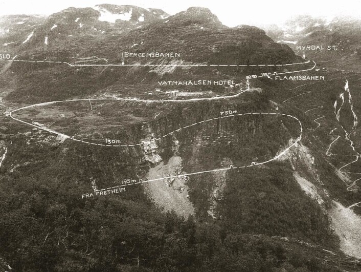 Flåmsbanen snor seg i bratte svinger gjennom Flåmsdalen. (Foto: NSB) Flåmsbanen snor seg i bratte svinger gjennom Flåmsdalen. (Foto: NSB)