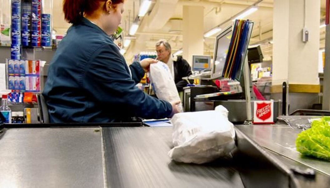 Regjeringen foreslår å fjerne restriksjonene for søndagsåpne butikker. Mange varehandelansatte vil da måtte trå til for å hjelpe kundene med innkjøpene. (Illustrasjonsfoto: Alf Tore Bergsli, Fafo) Regjeringen foreslår å fjerne restriksjonene for søndagsåpne butikker. Mange varehandelansatte vil da måtte trå til for å hjelpe kundene med innkjøpene. (Illustrasjonsfoto: Alf Tore Bergsli, Fafo)