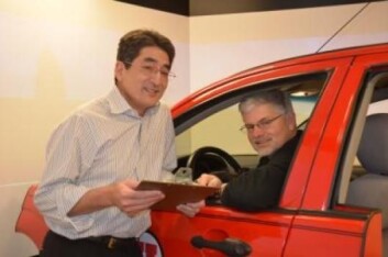 Psykologiprofessorene David Sanbonmatsu og David Strayer ved en bilsimulator som ble brukt til å undersøke evne til å kjøre bil og bruke mobiltelefon samtidig (Foto: University of Utah) Psykologiprofessorene David Sanbonmatsu og David Strayer ved en bilsimulator som ble brukt til å undersøke evne til å kjøre bil og bruke mobiltelefon samtidig (Foto: University of Utah)
