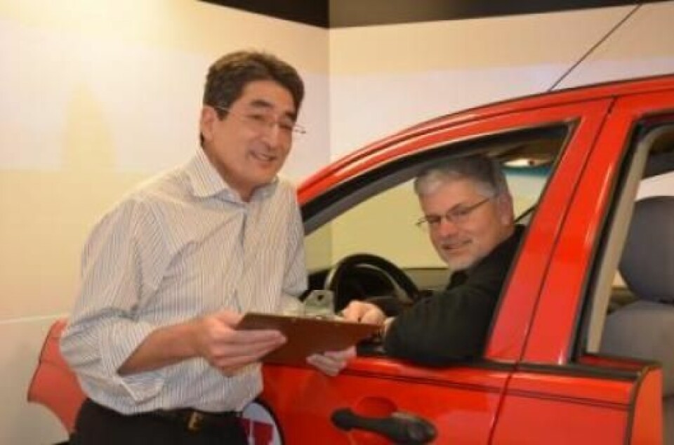Psykologiprofessorene David Sanbonmatsu og David Strayer ved en bilsimulator som ble brukt til å undersøke evne til å kjøre bil og bruke mobiltelefon samtidig (Foto: University of Utah)