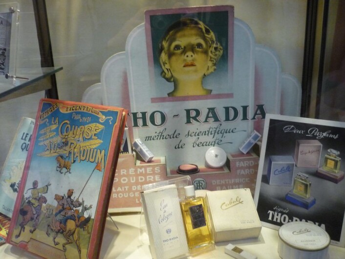 Kosmetikkprodukter med radium var ikke uvanlig i begynnelsen av forrige århundre. Disse reproduksjonene er utstilt i Marie Curie-museet. (Foto: Travus, <a href="http://creativecommons.org/licenses/by-sa/3.0/deed.en" target="_blank">Creative Commons</a>) Kosmetikkprodukter med radium var ikke uvanlig i begynnelsen av forrige århundre. Disse reproduksjonene er utstilt i Marie Curie-museet. (Foto: Travus, <a href="http://creativecommons.org/licenses/by-sa/3.0/deed.en" target="_blank">Creative Commons</a>)