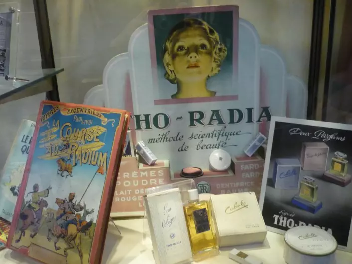 Kosmetikkprodukter med radium var ikke uvanlig i begynnelsen av forrige århundre. Disse reproduksjonene er utstilt i Marie Curie-museet. (Foto: Travus, <a href="http://creativecommons.org/licenses/by-sa/3.0/deed.en" target="_blank">Creative Commons</a>)