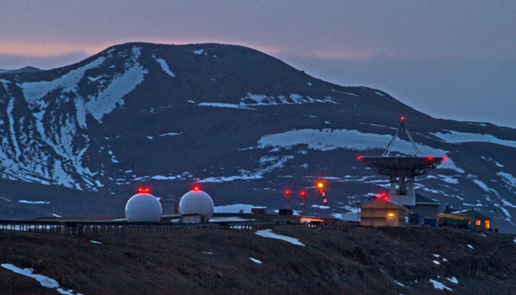 Ny-Ålesund: Kartverket overvåker jordas bevegelser. Målingene går inn i et globalt nettverk av data, som skal gi oss mer informasjon om klimaendringene. (Foto: Bjørn-Owe Holmberg) Ny-Ålesund: Kartverket overvåker jordas bevegelser. Målingene går inn i et globalt nettverk av data, som skal gi oss mer informasjon om klimaendringene. (Foto: Bjørn-Owe Holmberg)