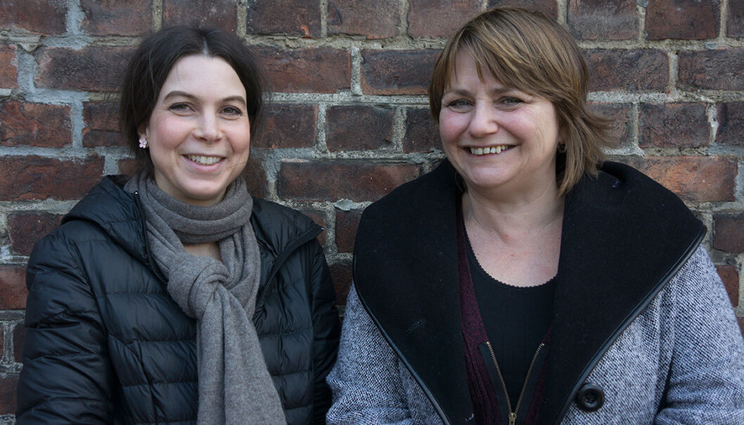 Journalist Ingrid Spilde (til venstre) og redaktør Nina Kristiansen i forskning.no har kommet ut med bok om hvordan skrive om forskning. Forskningsjournalistikken bør bli bedre, mener de to forfatterne. (Foto: Arnfinn Christensen) Journalist Ingrid Spilde (til venstre) og redaktør Nina Kristiansen i forskning.no har kommet ut med bok om hvordan skrive om forskning. Forskningsjournalistikken bør bli bedre, mener de to forfatterne. (Foto: Arnfinn Christensen)