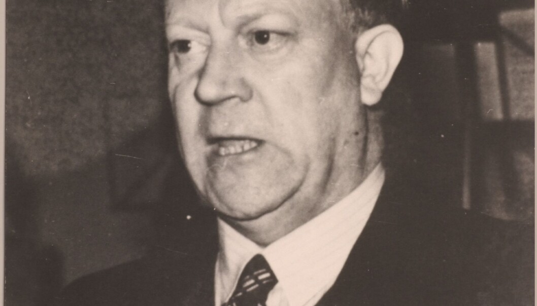 Vidkun Quisling og hans parti Nasjonal Samling (NS) gjorde at okkupasjonen av Norge skilte seg vesentlig fra andre land nazistene okkuperte. NS fikk nesten frie hender av tyskerne til å nazifisere Norge. Dette mobiliserte nordmenn til motstand, vel så mye mot egne nazister som mot tyskerne. Motstandskampen ble slik først og fremst en holdningskamp – i skolen, i kirken, i idrettsliv og i organisasjonslivet. Den væpnede kampen mot tyskerne ble ikke trappet opp før i krigens siste fase. (Foto: Norges Hjemmefrontmuseum) Vidkun Quisling og hans parti Nasjonal Samling (NS) gjorde at okkupasjonen av Norge skilte seg vesentlig fra andre land nazistene okkuperte. NS fikk nesten frie hender av tyskerne til å nazifisere Norge. Dette mobiliserte nordmenn til motstand, vel så mye mot egne nazister som mot tyskerne. Motstandskampen ble slik først og fremst en holdningskamp – i skolen, i kirken, i idrettsliv og i organisasjonslivet. Den væpnede kampen mot tyskerne ble ikke trappet opp før i krigens siste fase. (Foto: Norges Hjemmefrontmuseum)