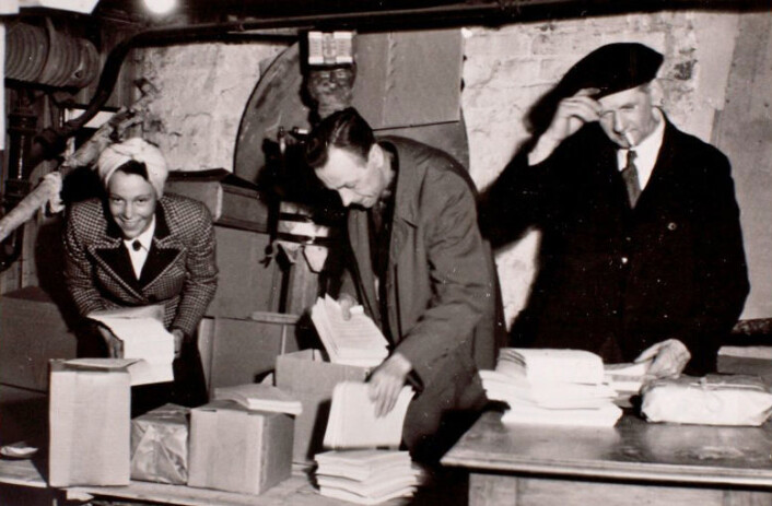 I et kjellerlokale i Oslo pakkes det illegale aviser. (Foto: Norges Hjemmefrontmuseum) I et kjellerlokale i Oslo pakkes det illegale aviser. (Foto: Norges Hjemmefrontmuseum)