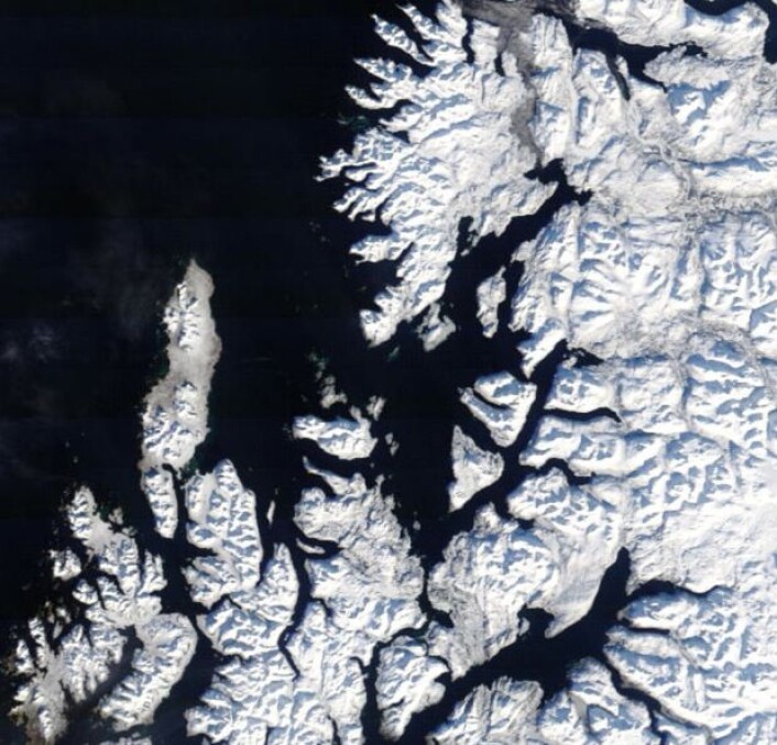 Andøya og Senja i lav vårsol. (Bilde: NASA Terra Modis) Andøya og Senja i lav vårsol. (Bilde: NASA Terra Modis)