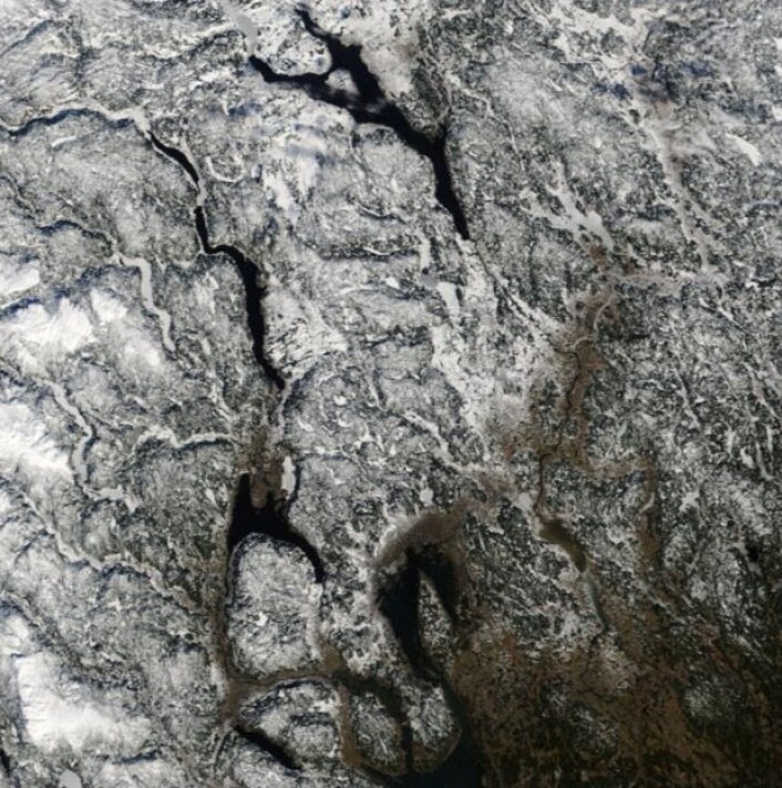 En lett blanding av islagte innsjøer og åpent vann i dette bildet fra NASAs satellitt Terra tatt 4. mars. (Bilde: NASA Terra MODIS) En lett blanding av islagte innsjøer og åpent vann i dette bildet fra NASAs satellitt Terra tatt 4. mars. (Bilde: NASA Terra MODIS)