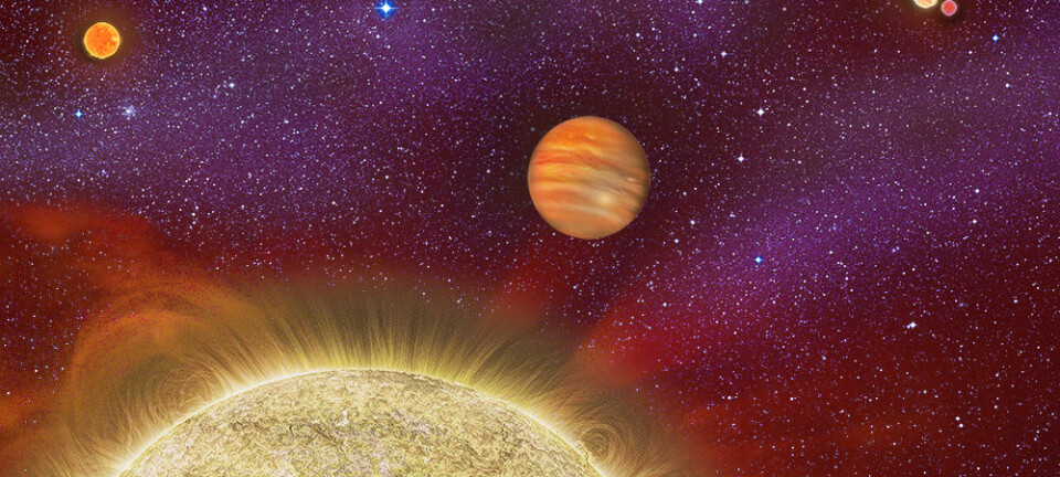 Gassplaneten i midten, med fire stjerner rundt. Dette er andre gangen forskerne finner en planet i et firstjernesystem. (Illurtasjon: Karen Teramura, UH IfA)