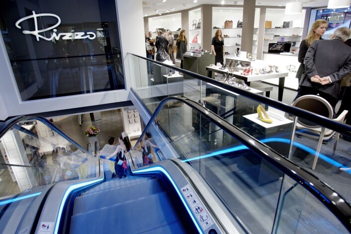 Shoppingområdet rundt Stortinget har blitt et mekka for internasjonale luksusmerker som Louis Vuitton, Bottega Veneta, Gucci, Saint Laurent, Balenciaga, Stella McCartney, Mulberry, Hermés og Marc by Marc Jacobs. Luksussenteret Eger åpnet i 2009 og har utvidet flere ganger. Paula von Wachenfeldt, universitetslektor ved Centrum for motevitenskap ved Stockholms Universitet og bidragsyter i det nye fagtidsskriftet Luxury, sier i et intervju med DN i 2014 at hun ser fremveksten av en ny kjøpegruppe i nord, som er mindre flaue over forbruket sitt.
(Foto: Scanpix, Stian Lysberg Solum) Shoppingområdet rundt Stortinget har blitt et mekka for internasjonale luksusmerker som Louis Vuitton, Bottega Veneta, Gucci, Saint Laurent, Balenciaga, Stella McCartney, Mulberry, Hermés og Marc by Marc Jacobs. Luksussenteret Eger åpnet i 2009 og har utvidet flere ganger. Paula von Wachenfeldt, universitetslektor ved Centrum for motevitenskap ved Stockholms Universitet og bidragsyter i det nye fagtidsskriftet Luxury, sier i et intervju med DN i 2014 at hun ser fremveksten av en ny kjøpegruppe i nord, som er mindre flaue over forbruket sitt.
(Foto: Scanpix, Stian Lysberg Solum)