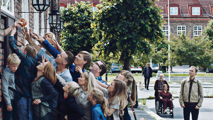Dramaserien «Kampen for tilværelsen» gir et humoristisk skråblikk på livet på toppen av samfunnet. De fleste vil kjenne igjen motivet fra Christian Krohgs kjente maleri med samme navn. (Foto: Thomas Ekstrom/NRK Drama) Dramaserien «Kampen for tilværelsen» gir et humoristisk skråblikk på livet på toppen av samfunnet. De fleste vil kjenne igjen motivet fra Christian Krohgs kjente maleri med samme navn. (Foto: Thomas Ekstrom/NRK Drama)