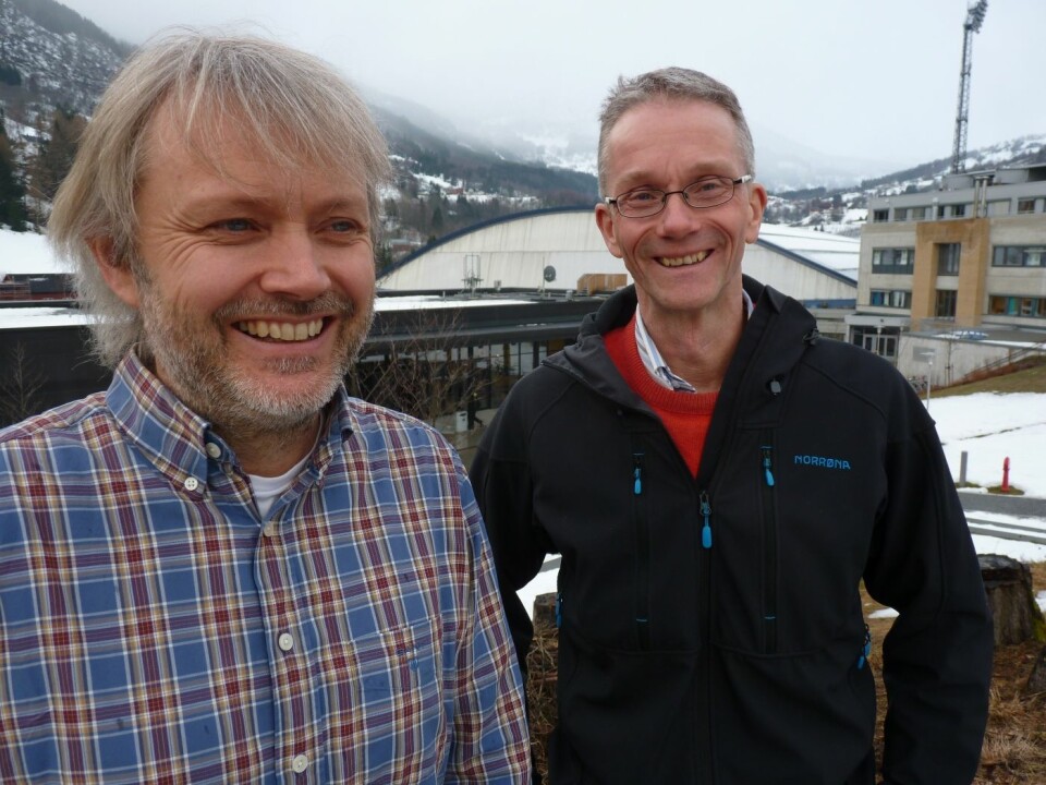 Geologen Stein Bondevik (t.v.) og økologen Knut Rydgren har i samarbeid kasta nytt lys over dei menneskelege følgjene av Storegga-tsunamien.  (Foto: Katrine Sele)