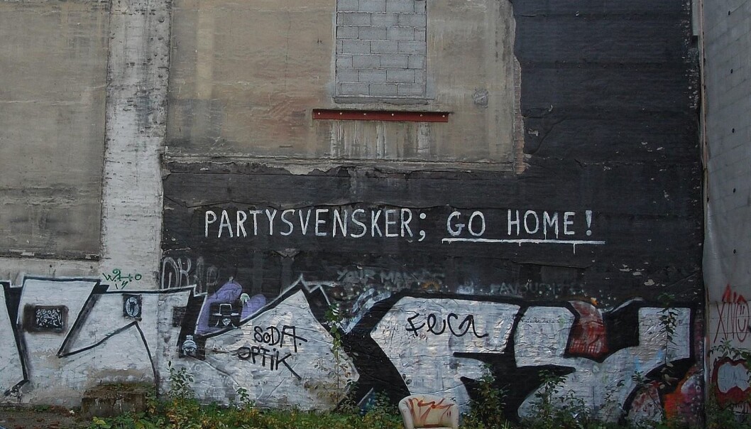 «Partysvensker; dra hjem!» Klar beskjed til svensker på en vegg i Oslo - morsomt eller rasistisk? Graffitien fikk stå urørt i tre år. (Foto: Anne-Sophie Ofrim, gjort tilgjengelig av Wikimedia Commons under lisens) «Partysvensker; dra hjem!» Klar beskjed til svensker på en vegg i Oslo - morsomt eller rasistisk? Graffitien fikk stå urørt i tre år. (Foto: Anne-Sophie Ofrim, gjort tilgjengelig av Wikimedia Commons under lisens)