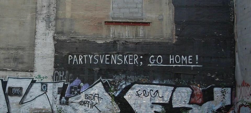 «Partysvensker; dra hjem!» Klar beskjed til svensker på en vegg i Oslo - morsomt eller rasistisk? Graffitien fikk stå urørt i tre år.  (Foto: Anne-Sophie Ofrim, gjort tilgjengelig av Wikimedia Commons under lisens)