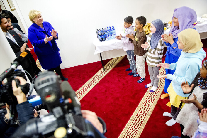 Statsminister Erna Solberg (H) møter representanter for unge muslimer i Islamic Cultural Centre sin moské ved Tøyenbekken i Oslo, februar i år. Barn og ungdom synger fødselsdagssangen for Solberg som fyller 54 år denne dagen. (Foto: Jon Olav Nesvold / NTB scanpix) Statsminister Erna Solberg (H) møter representanter for unge muslimer i Islamic Cultural Centre sin moské ved Tøyenbekken i Oslo, februar i år. Barn og ungdom synger fødselsdagssangen for Solberg som fyller 54 år denne dagen. (Foto: Jon Olav Nesvold / NTB scanpix)