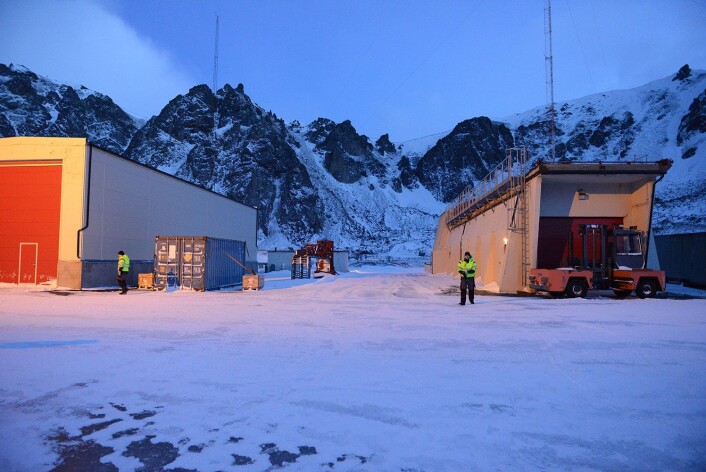 Utstyr og rampe er lagret innendørs i påvente av bedre værforhold. (Foto: UiO) Utstyr og rampe er lagret innendørs i påvente av bedre værforhold. (Foto: UiO)