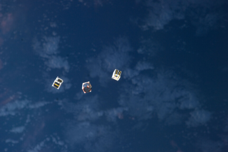 Tre nanosatellitter, såkalte CubeSat, satt ut i bane fra romstasjonen i februar 2014. (Foto: NASA)