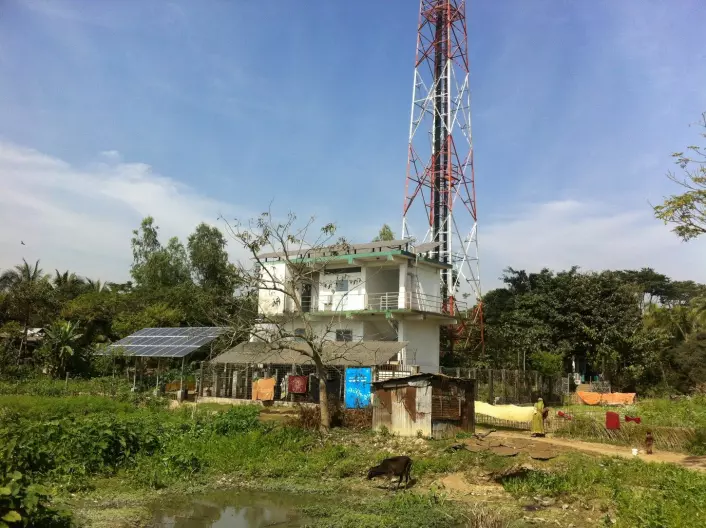 Et mobiltårn kledd med solceller gir strøm til 136 husstander og to templer i landsbyen, via et såkalt mini-grid. (Foto: av Hanne Cecilie Geirbo)