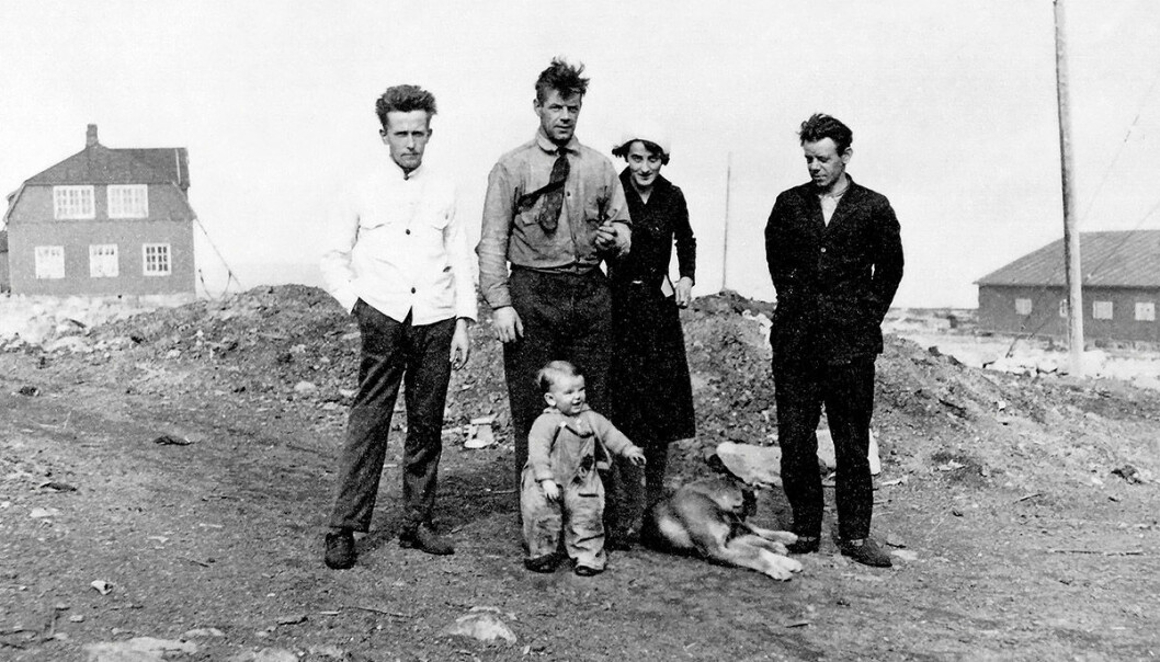 Fritz Øien fra Tromsø var bestyrer på ishavsstasjonen på Bjørnøya i 1932 og hadde med sin familie på overvintring. Fra venstre: Kokken, Fritz Øien, Margareth Øien, Jens Ewald Øien (bror) og vesle Bjørn Øien. Til venstre i bakgrunnen ses Administrasjonsboligen på Tunheim hvor ishavsstasjonen lå. (Foto: David Lack, Norsk Polarinstitutts bildearkiv) Fritz Øien fra Tromsø var bestyrer på ishavsstasjonen på Bjørnøya i 1932 og hadde med sin familie på overvintring. Fra venstre: Kokken, Fritz Øien, Margareth Øien, Jens Ewald Øien (bror) og vesle Bjørn Øien. Til venstre i bakgrunnen ses Administrasjonsboligen på Tunheim hvor ishavsstasjonen lå. (Foto: David Lack, Norsk Polarinstitutts bildearkiv)
