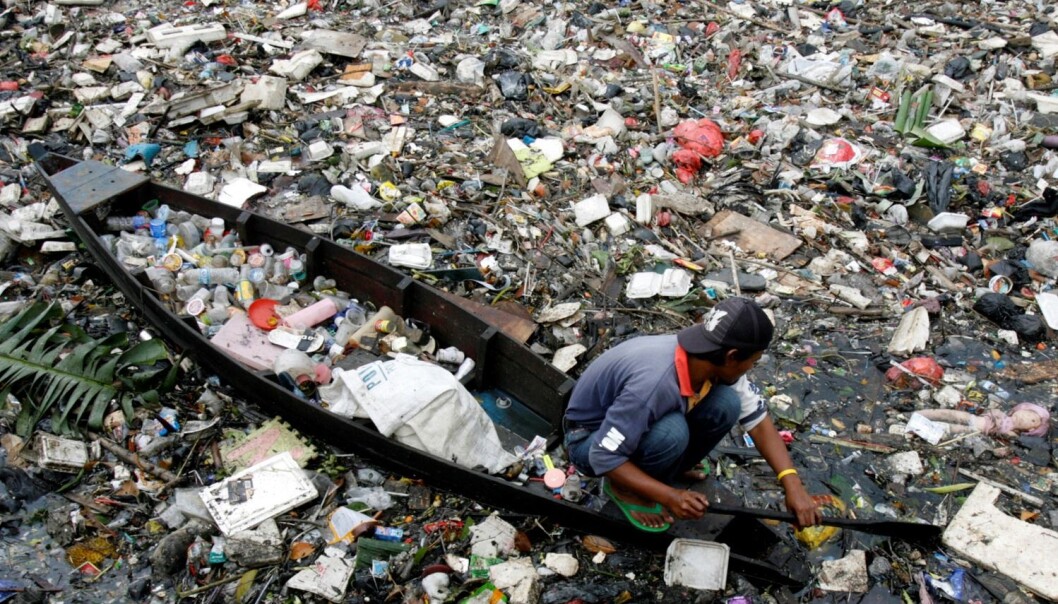 En mann staker seg vei gjennom søppelet på en elv i Jakarta, Indonesia. Elver er en av kanalene som fører plast til sjøen. Indonesia er sannsynligvis det landet som sørger for nest mest plastsøppel på avveie. Bare Kina sender ut mer. (Foto: Reuters) En mann staker seg vei gjennom søppelet på en elv i Jakarta, Indonesia. Elver er en av kanalene som fører plast til sjøen. Indonesia er sannsynligvis det landet som sørger for nest mest plastsøppel på avveie. Bare Kina sender ut mer. (Foto: Reuters)