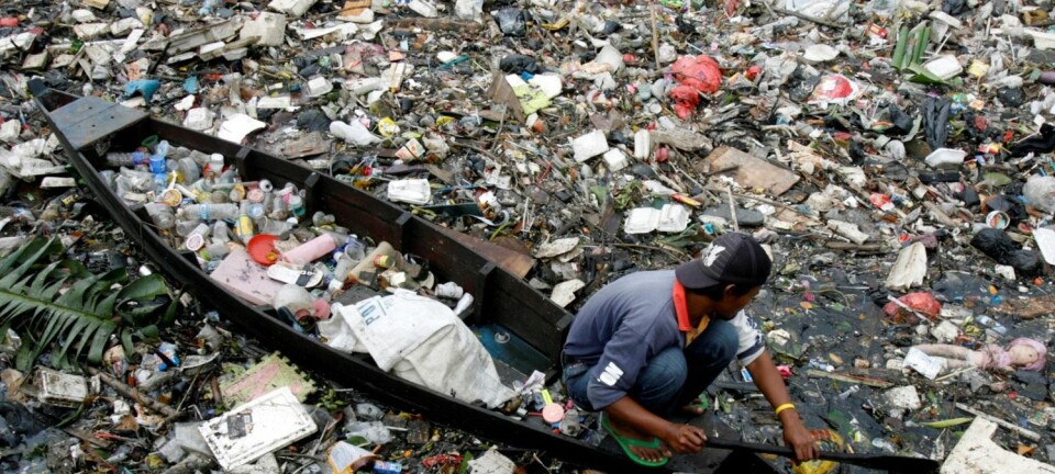 En mann staker seg vei gjennom søppelet på en elv i Jakarta, Indonesia. Elver er en av kanalene som fører plast til sjøen. Indonesia er sannsynligvis det landet som sørger for nest mest plastsøppel på avveie. Bare Kina sender ut mer. (Foto: Reuters)