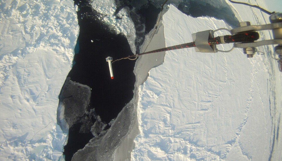 Tykkelsen på isen blir målt av et instrument som henger under helikopteret mens det flyr i lav høyde. (Foto: Sebastian Gerland, Norsk Polarinstitutt)