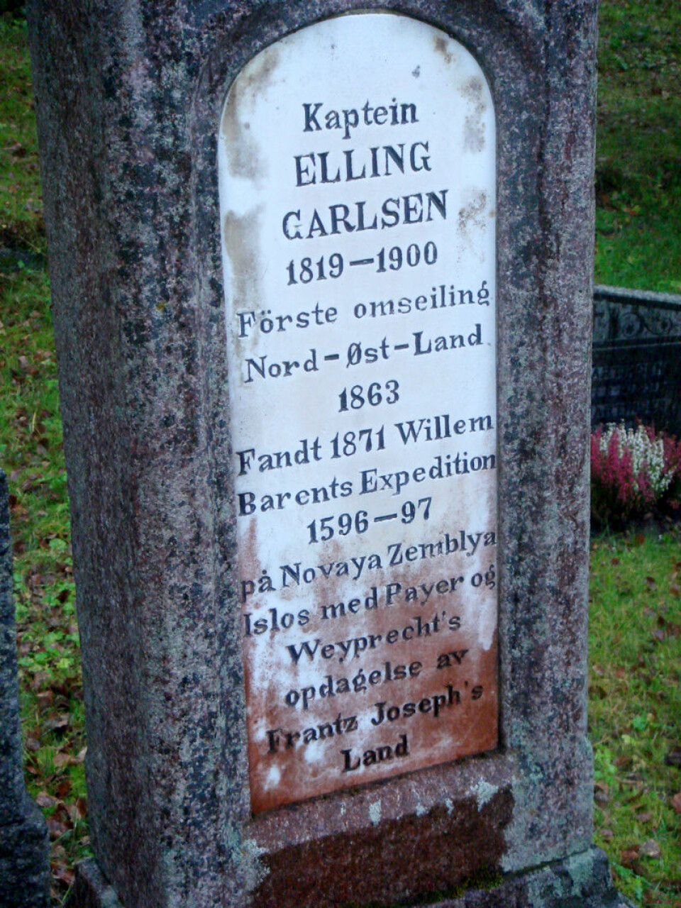På gravsteinen i Tromsø står flere av bragdene som Elling Carlsen var med på som sjømann og ekspedisjonsmedlem. (Foto: Johan Schimanski)