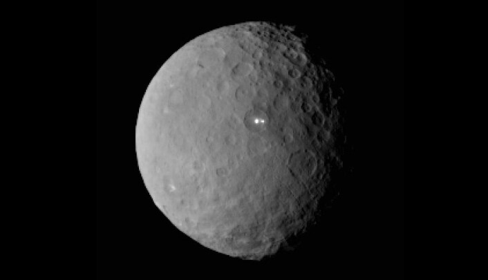 Dette bildet av Ceres er tatt 19. februar 2015 av romsonden Dawn, fra en avstand av nesten 46 000 kilometer. Det viser at den lyseste flekken på Ceres har en svakere følgesvenn, som tydeligvis ligger i den samme fordypningen på overflaten. (Foto: NASA/JPL-Caltech/UCLA/MPS/DLR/IDA) Dette bildet av Ceres er tatt 19. februar 2015 av romsonden Dawn, fra en avstand av nesten 46 000 kilometer. Det viser at den lyseste flekken på Ceres har en svakere følgesvenn, som tydeligvis ligger i den samme fordypningen på overflaten. (Foto: NASA/JPL-Caltech/UCLA/MPS/DLR/IDA)