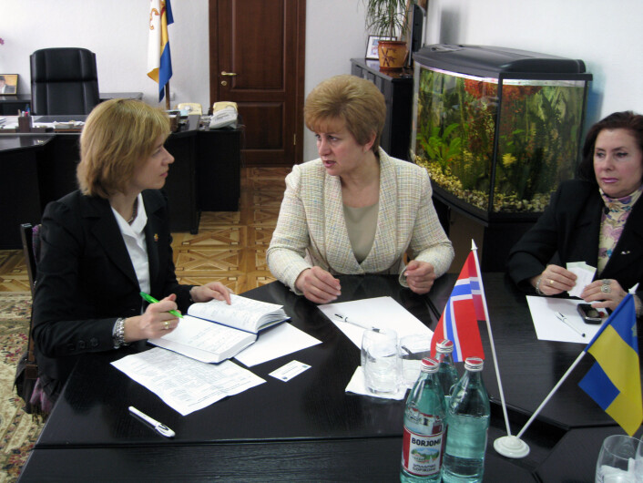 Lederen i internasjonal avdeling KS, Elita Cakule, i samtale med regionale myndigheter i Mykolaiv. (Foto: NIBR) Lederen i internasjonal avdeling KS, Elita Cakule, i samtale med regionale myndigheter i Mykolaiv. (Foto: NIBR)