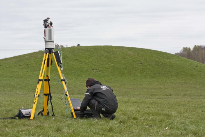 Skanning av Gokstadhaugen ved Sandefjord i Vestfold. Laserskanneren lager en detaljert høydemodell i form av en såkalt punktsky. Denne brukes til å 3D-modellere overflaten eller landskapet rundt gravhaugen. (Foto: NIKU) Skanning av Gokstadhaugen ved Sandefjord i Vestfold. Laserskanneren lager en detaljert høydemodell i form av en såkalt punktsky. Denne brukes til å 3D-modellere overflaten eller landskapet rundt gravhaugen. (Foto: NIKU)