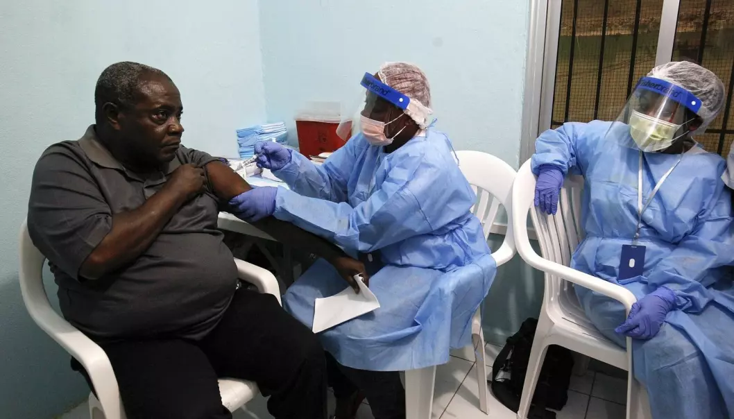 - Vi vet rett og slett ikke nok om helsa til folk rundt omkring i verden. Studier av dødelighet og forventet levealder går ikke inn i generelle levekår og dypere sosiale og økonomiske betingelser for helse, sier Geir Arild Espnes. På bildet setter en sykepleier Ebola-vaksine på en mann som er med i et forsøksprogram på Redemption Hospital i New Kru Town i Liberia. (Foto: Epa/scanpix)