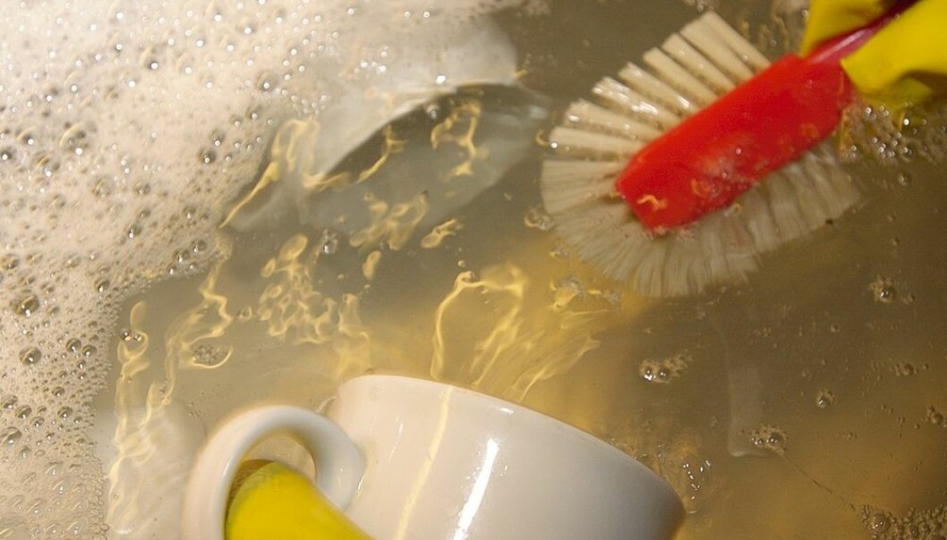 Vasker du opp for hånd, får du ikke glass, tallerkener og bestikk så rene som når du bruker oppvaskmaskin. Dette er faktisk en god ting, fordi det kan utsette familien for flere bakterier og dermed styrke barnas immunapparat. (Foto: Bjørn Rørslett, NTB Scanpix)