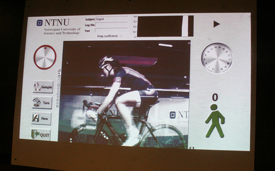 Ingrid Lorvik følger med på skjermbildet at hun sitter i den samme posisjonen under hele testsyklingen. (Foto: Idun Haugan, NTNU)