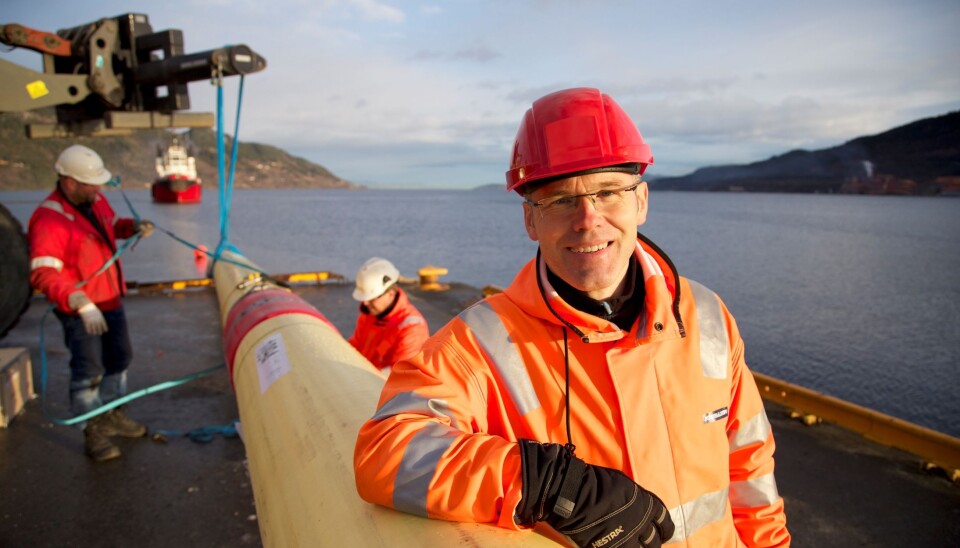 Ole Øystein Knudsen ved røret som ble lagt ut i Orkanger. (Foto: Thor Nielsen, Sintef)