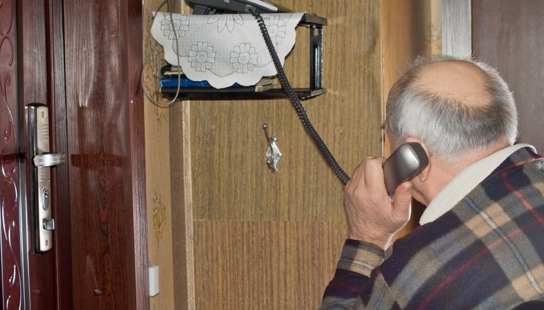 En samtale på telefonen om vaner og rutiner som er viktige for den enkelte, kan bedre den mentale helsen til eldre som bor hjemme. (Illustrasjonsfoto: Colourbox) En samtale på telefonen om vaner og rutiner som er viktige for den enkelte, kan bedre den mentale helsen til eldre som bor hjemme. (Illustrasjonsfoto: Colourbox)