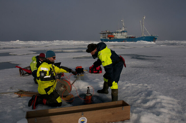 Havforskere i arbeid under tokt nord for Svalbard. (Foto: Norsk Polarinstitutt) Havforskere i arbeid under tokt nord for Svalbard. (Foto: Norsk Polarinstitutt)