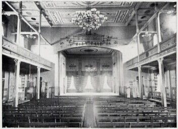 På dette bildet av Arbeiderforeningens Festsal i Bergen er galleriet der kvinnene satt under banketten i 1874 synlig. Kilde: Johan Bøgh, Bergens Arbejderforening i femti Aar, Bergen: N. Nilssens bogtrykkeri 1900. På dette bildet av Arbeiderforeningens Festsal i Bergen er galleriet der kvinnene satt under banketten i 1874 synlig. Kilde: Johan Bøgh, Bergens Arbejderforening i femti Aar, Bergen: N. Nilssens bogtrykkeri 1900.