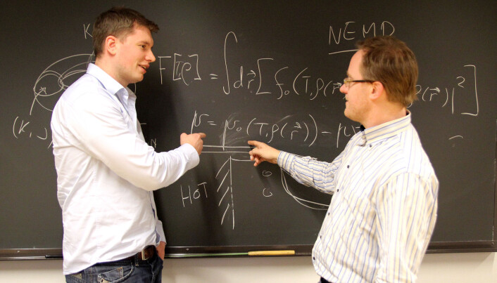 Øivind Wilhemsen og Titus van Erp har vært sentrale i å utvikle en ny metode for å finne ut hvordan nanopartikler med ulike former transporterer varme og masse. (Foto: Per Henning/NTNU) Øivind Wilhemsen og Titus van Erp har vært sentrale i å utvikle en ny metode for å finne ut hvordan nanopartikler med ulike former transporterer varme og masse. (Foto: Per Henning/NTNU)
