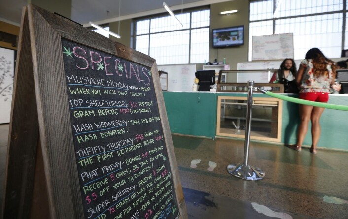 Bildet er fra La Brea Collective medical marijuana dispensary i Los Angeles, California. Utsalget er én av over 100 butikker og kafeer som får lov til å selge medisinsk marihuana over disk. (Foto: REUTERS/Lucy Nicholson) Bildet er fra La Brea Collective medical marijuana dispensary i Los Angeles, California. Utsalget er én av over 100 butikker og kafeer som får lov til å selge medisinsk marihuana over disk. (Foto: REUTERS/Lucy Nicholson)