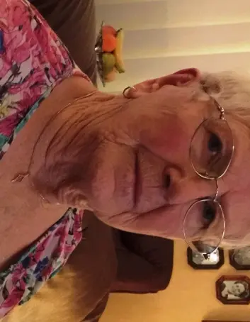 - Vaksinemotstandere vet ikke hva de snakker om, sier Marie Nilsson som ble rammet av polio som seksåring i 1940. De var en av få som hadde telefon på den tiden, og ringte legen, som øyeblikkelig beordret full isolasjon av familien.  (Foto: Paul Hans Nilsson)