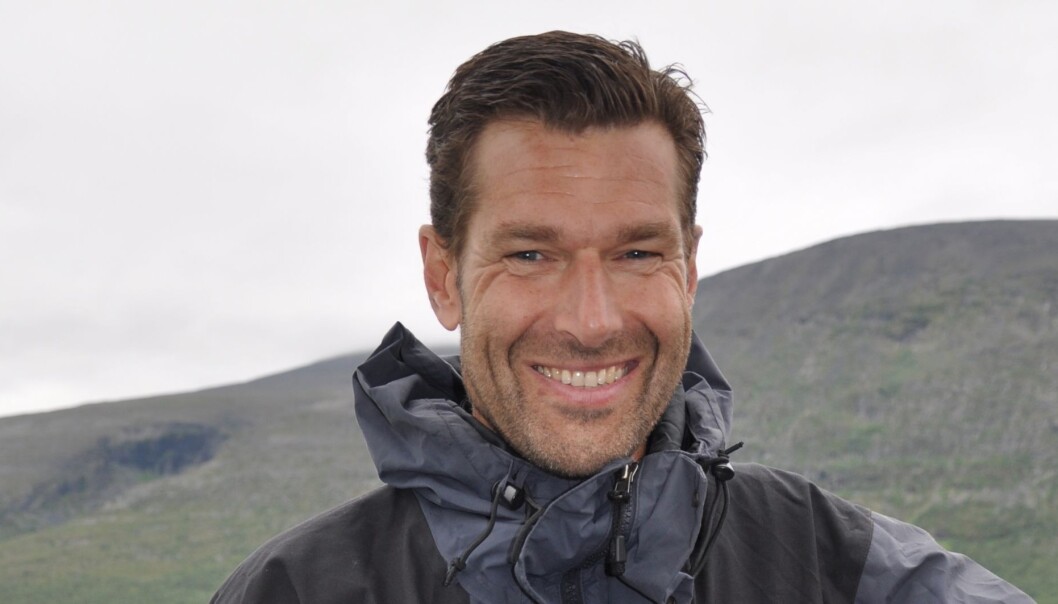 Idrettsprofessor Ulf Ekelund er for tiden i VM-stemning og skal heie frem svenske langrennshelter. Til daglig er han opptatt av å få folk opp av sofaen, ikke nødvendigvis for å trene så hardt. - Selv en liten andel fysisk aktivitet hver dag kan ha betydelige helsefordeler for inaktive personer, forteller Ekelund. (Foto: NiH) Idrettsprofessor Ulf Ekelund er for tiden i VM-stemning og skal heie frem svenske langrennshelter. Til daglig er han opptatt av å få folk opp av sofaen, ikke nødvendigvis for å trene så hardt. - Selv en liten andel fysisk aktivitet hver dag kan ha betydelige helsefordeler for inaktive personer, forteller Ekelund. (Foto: NiH)