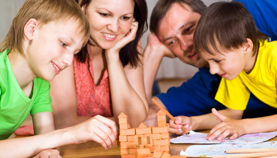 Aktive, glade barn som har mye tid sammen med foreldrene. Hva som regnes som en bra familie, kan leses av adopsjonsrapporter. (Illustrasjonsfoto: Colourbox)